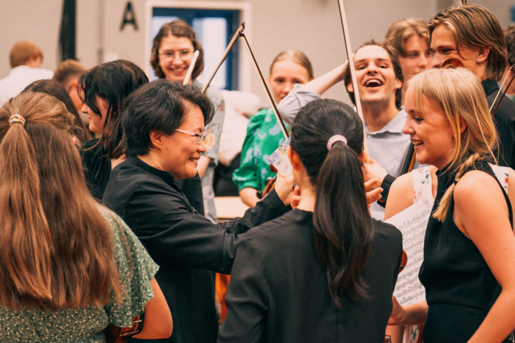 Magnus Skrede. Mei-Ann Chen og deltakere fra Ung Filharmonis sommersamling i 2021.