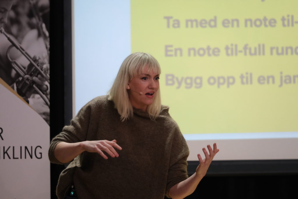 Jens Webster. Ingerine Dahl forklarer sine øvelser for å improvisere i store grupper.