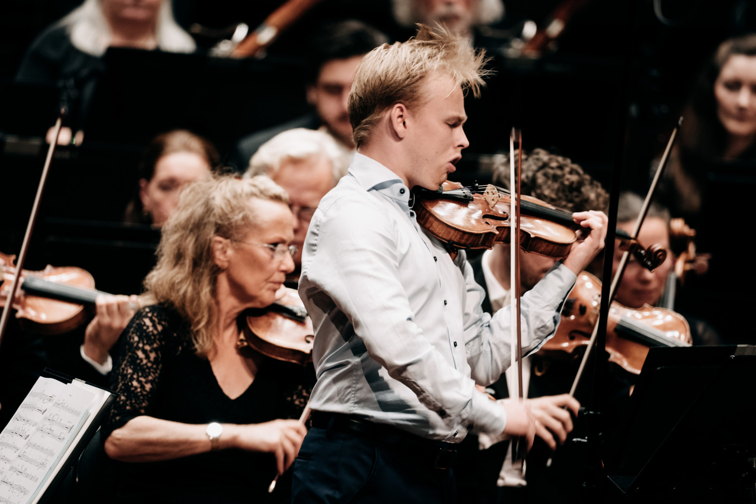Magnus Skrede. Ludvig Gudim spiller med Oslo-filharmonien under Ung Filharmonis høstsamling i 2022.